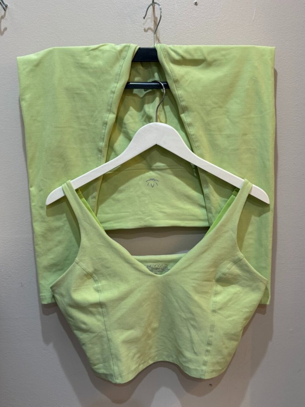 eyond Yoga Lime Green V-Neck Crop Tank & Leggings Set XL